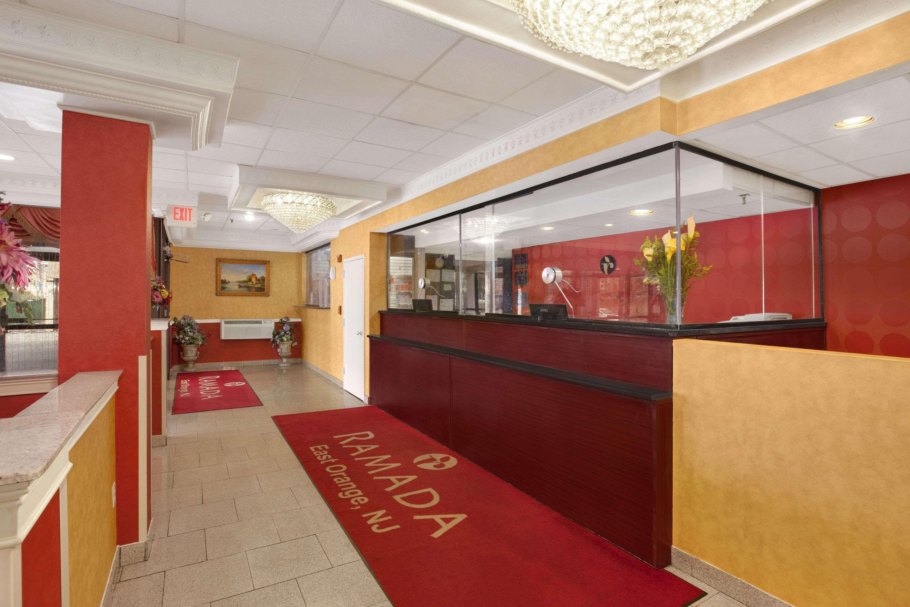 Отель Ramada By Wyndham Ист-Орэндж Экстерьер фото